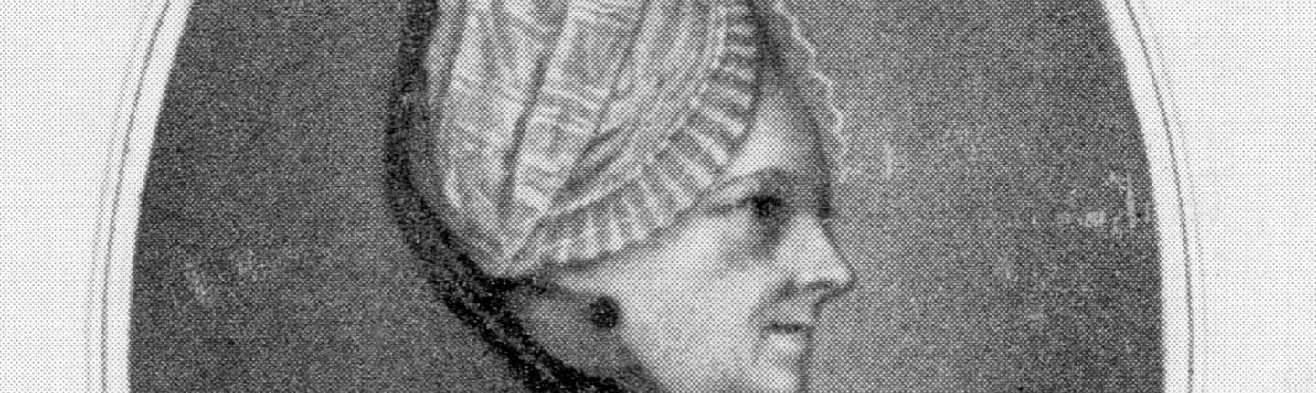 Darstellung Sophies von La Roche. Betrachtet aus dem Profil, nach links gewandt. Sie ist mit einem weißen Kopftuch bekleidet, dessen Machart sich im Schultertuch wiederfindet. Unterhalb des Bildes findet sich eine Inschrift: "Frau von La Roche, geborene: von Guttermann"