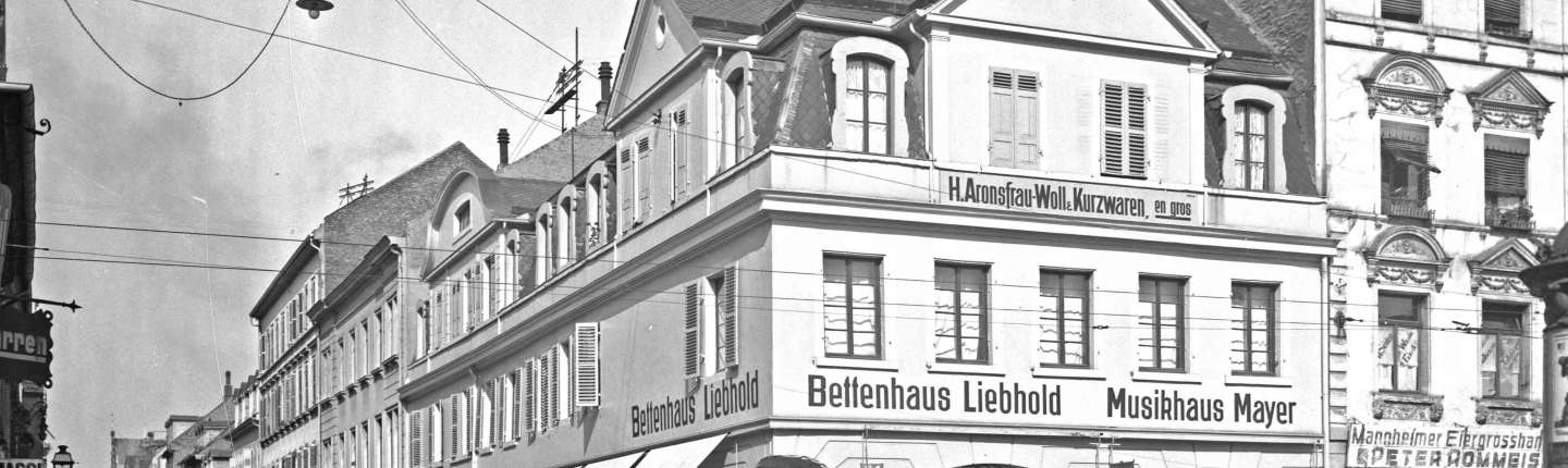 schwarz-weiß Foto: Eckhaus in H 1,14