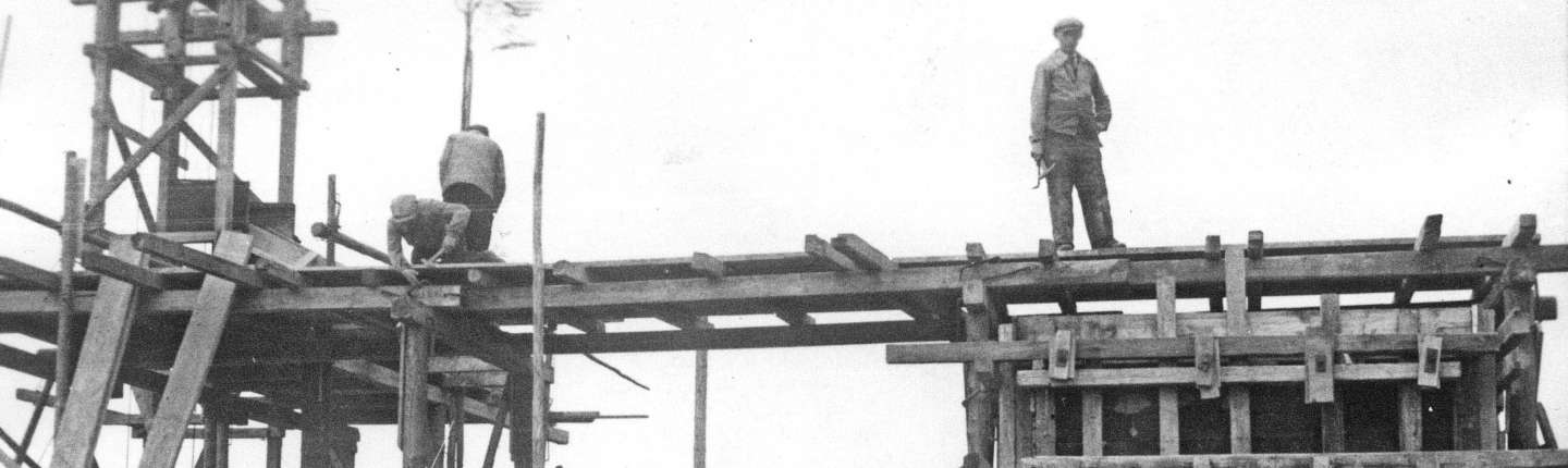schwarz-weiß Fotografie von Zwangsarbeiters 1943 beim Bau des Stahlwerkbunkers