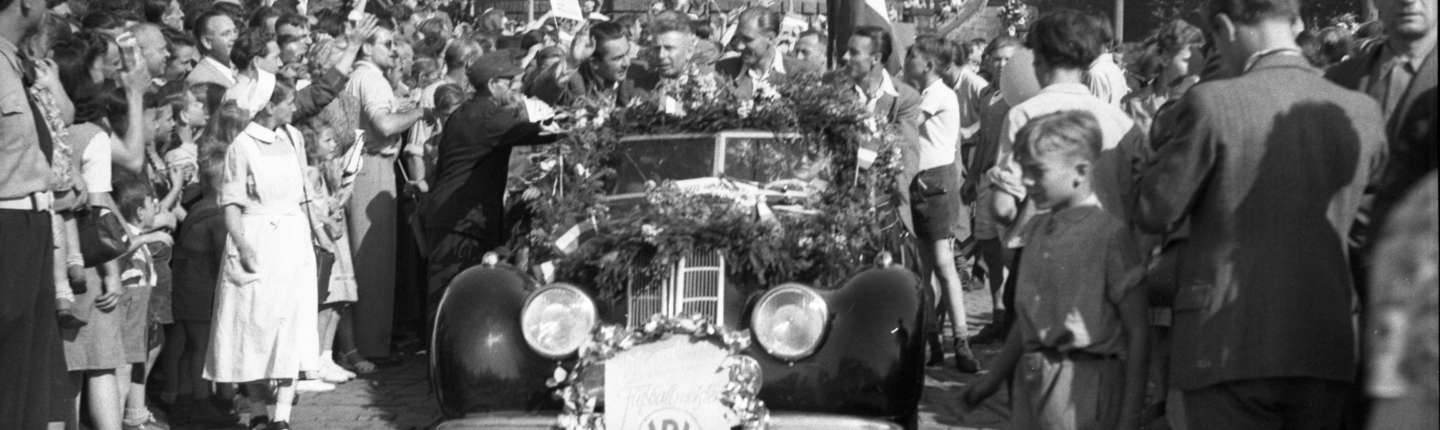schwarz-weiß Foto vom Emfpang des VfR zur gewonnen Meisterschaft auf den Planken, im Hintergrund der Wasserturm, 1949