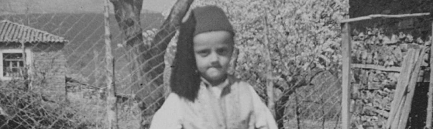 schwarz-weiß Portrait eines kleinen Junge in einer volkstümlichen Tracht in seinem griechischen Heimatdorf Rodiani, ca. 1965