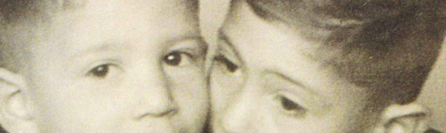 schwarz-weiß Fotografie zwei kleine Jungen, gleichzeitig Ausschnitt des Buchcovers "Nuestra América - My Family in the Vertigo of Translation" von Claudio Lomnitz 