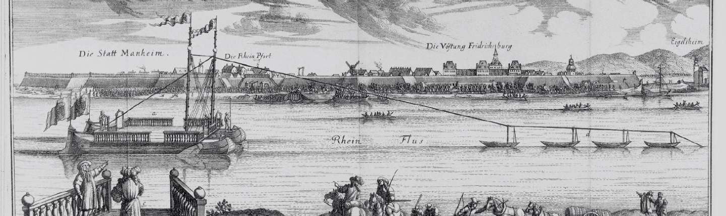 Kupferstich, der eine Stadtansicht von Mannheim aus dem 17. Jahrhundert zeigt. Vorne ist der Rhein zu sehen und eine Fähre, die als "fliegende Brücke" diente.