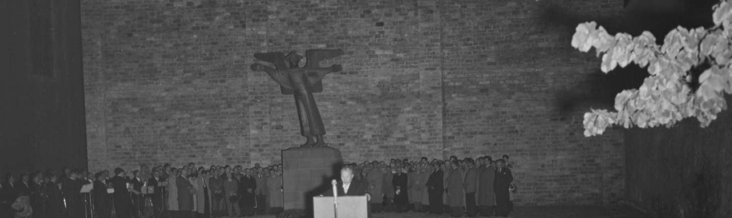 Helmut Gollwitzer am Rednerpult, 1955