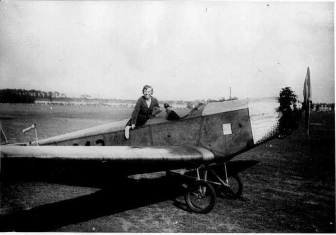 Else Kocher im Flugzeug um 1930