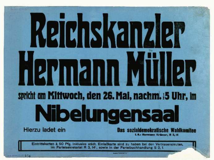 Blaues Plakat mit schwarzer Schrift: Reichskanzler Hermann Müller spricht am Mittwoch, den 26. Mai, nachmittags halb fünf, im Nibelungensaal. Hierzu ladet ein Das sozialdemokratische Wahlkomitee
