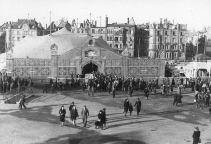 Zirkuszelt auf dem Alten Messplatz in den späten 1940er Jahren.