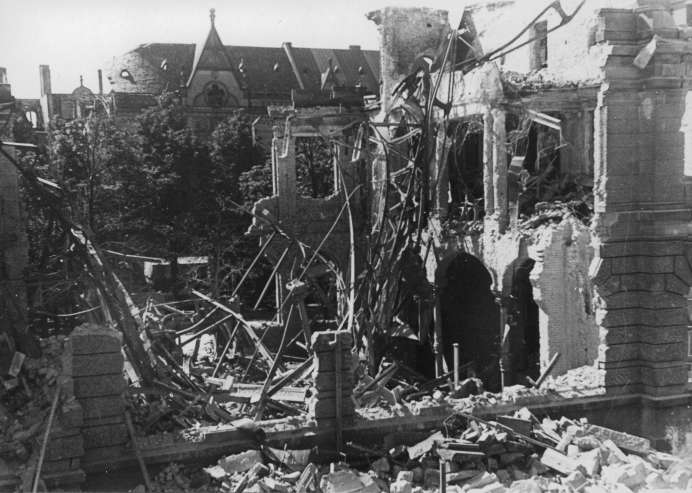 Zerstörte Turnhalle des Realgymnasiums, 1944