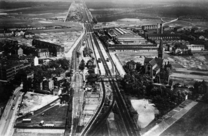 Bahnhof - Waldhof - rechts Franziskuskirche, dahinter Bopp und Reuther, 1927