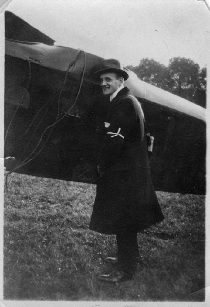 Mann vor einem Flugzeug, um 1930