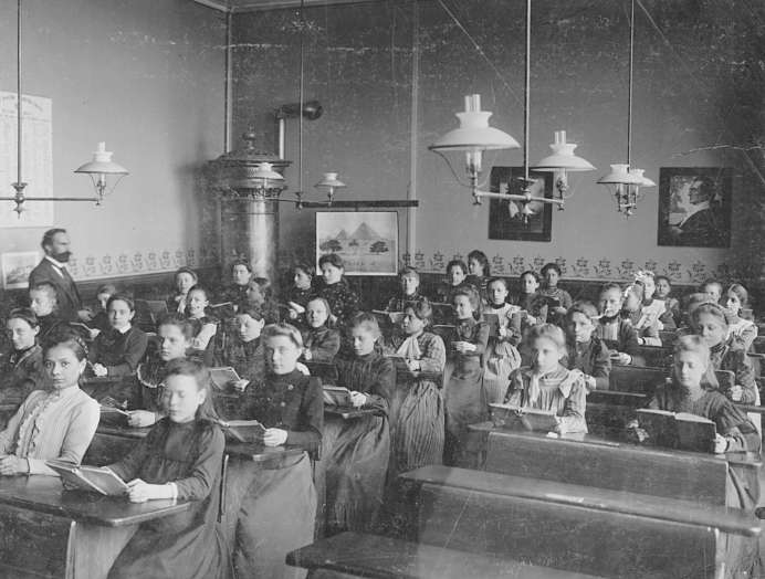 Klassenzimmer mit Schülerinnen in K 5, 1905.