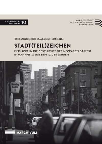 Cover-Abbildung: Das Cover der Schriftenreihe MARCHIVUM 10. Titel steht auf okerfarbenem Hintergrund, darunter ein Bild der Neckarstadt. Man blickt die Straße entlang und sieht die drei Hochhäuser der Neckarpromenade.
