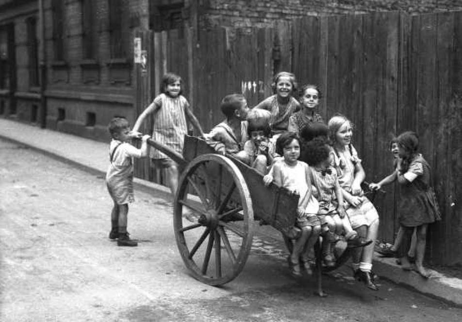 Kinder am Spielplatz Mittelstraße, 1927