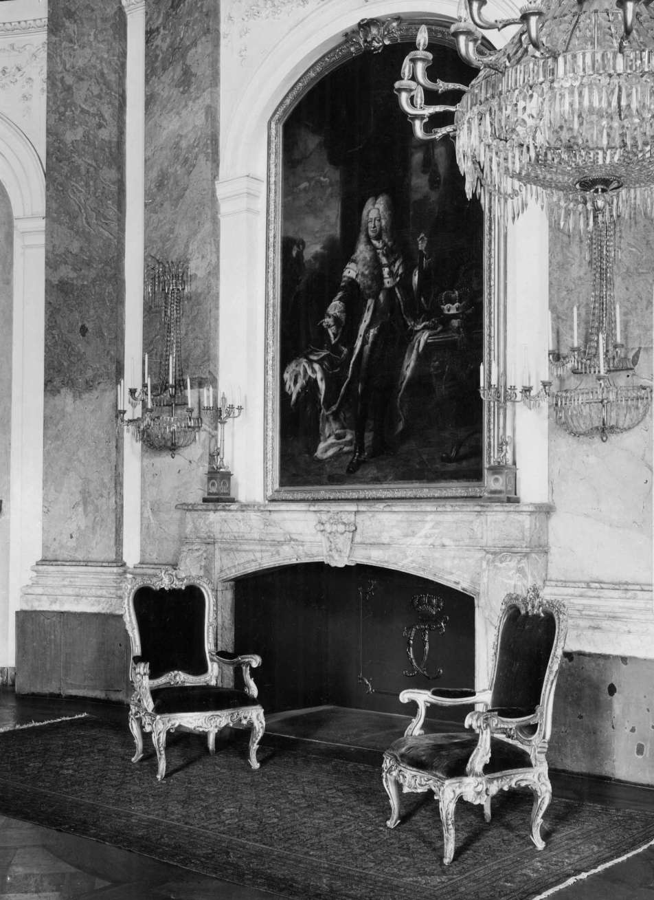 schwarz-weiß Foto von Innenraum des Mannheimer Schlosses mit einem Portrait von Kurfürst Karl Philipp im Hintergrund