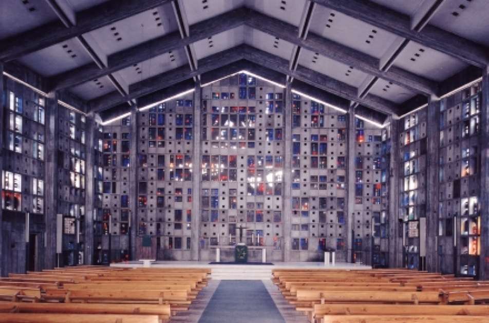 farbige Innenaufnahme der Trinitaskirche