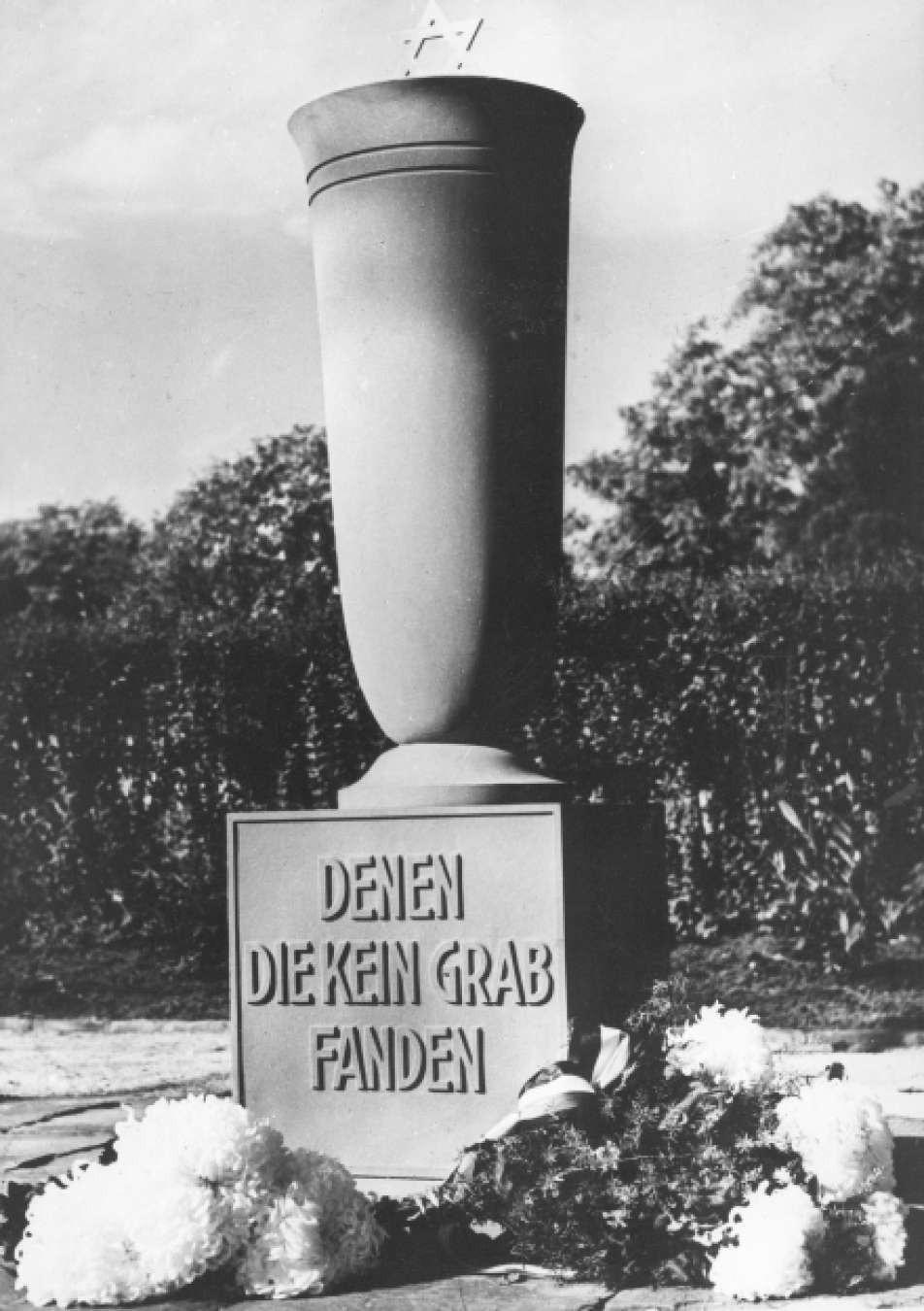 schwarz-weiß Fotografie eines Denkmals für Juden mit der Aufschrift "denen die kein Grab fanden"