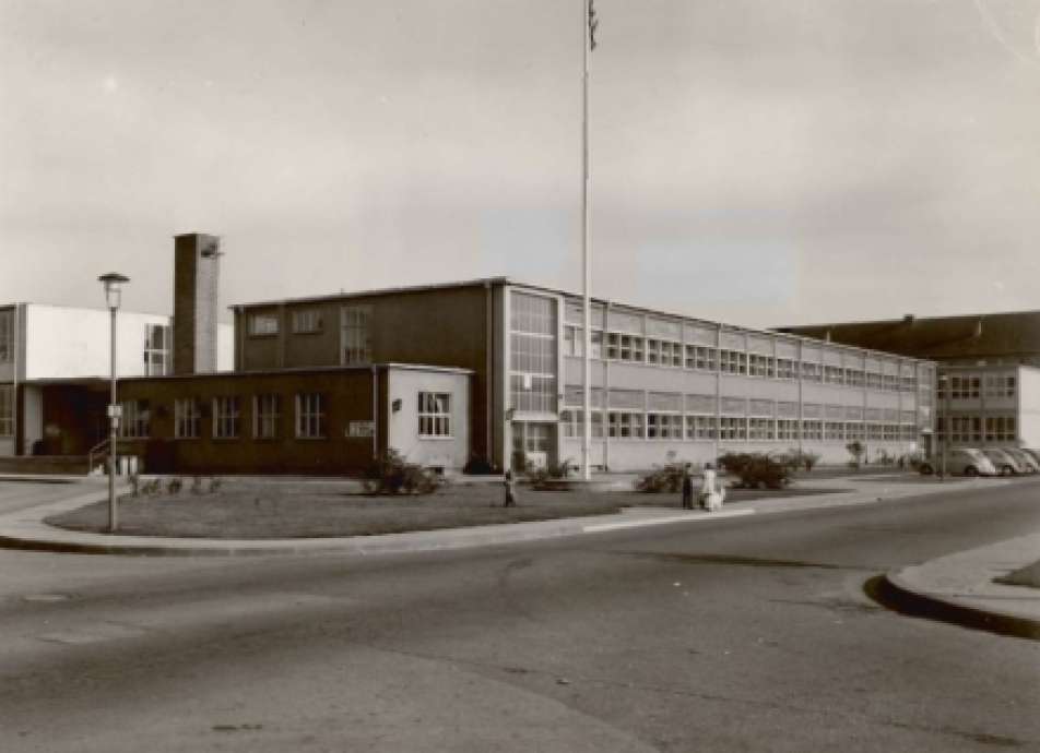 schwarz-weiß Foto Schulgebäude