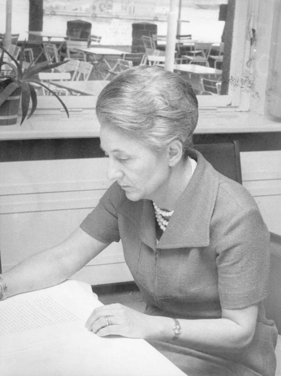 schwarz-weiß Fotografie der Staatsanwältin Barbara Just-Dahlmann, wie sie gerade am Schreibtisch arbeitet