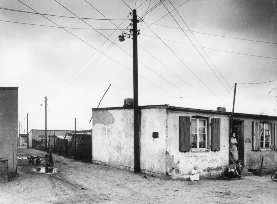 schwarz-weiß Fotografie von einer Barracke im Hinteren Riedweg