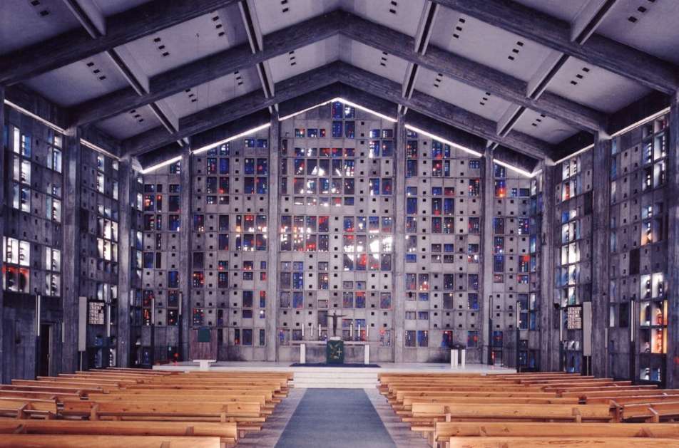 farbiges Foto, das den Innenraum der Trinitatiskirche zeigt
