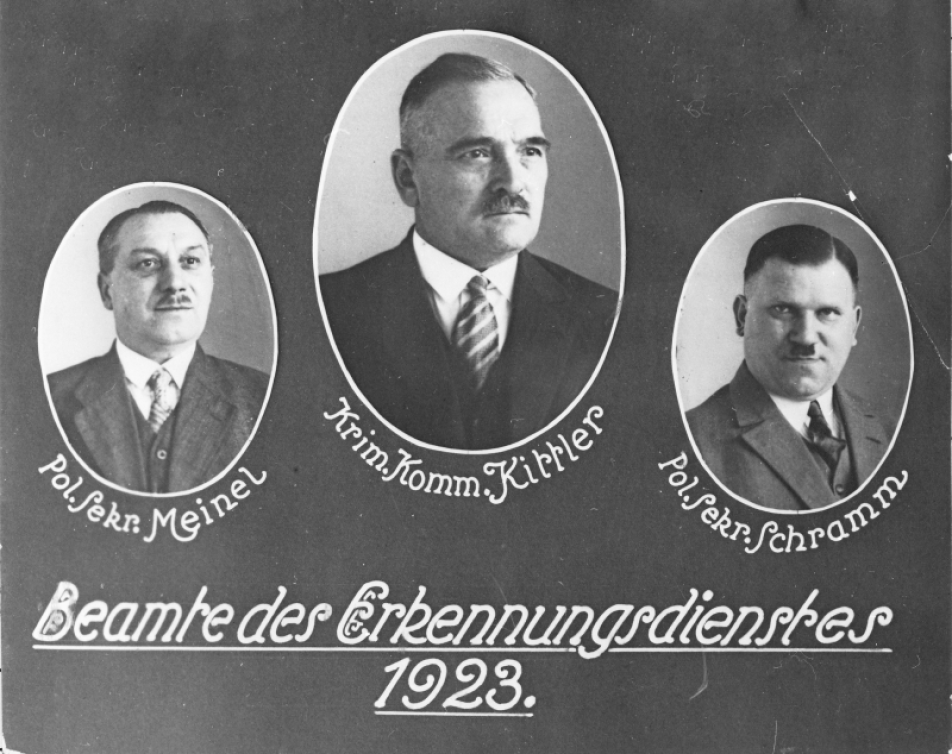 Fotomontage bestehend aus drei ovalen Porträts mit drei Polizisten und den zugehörigen Namen und einem Text in Schreibschrift 