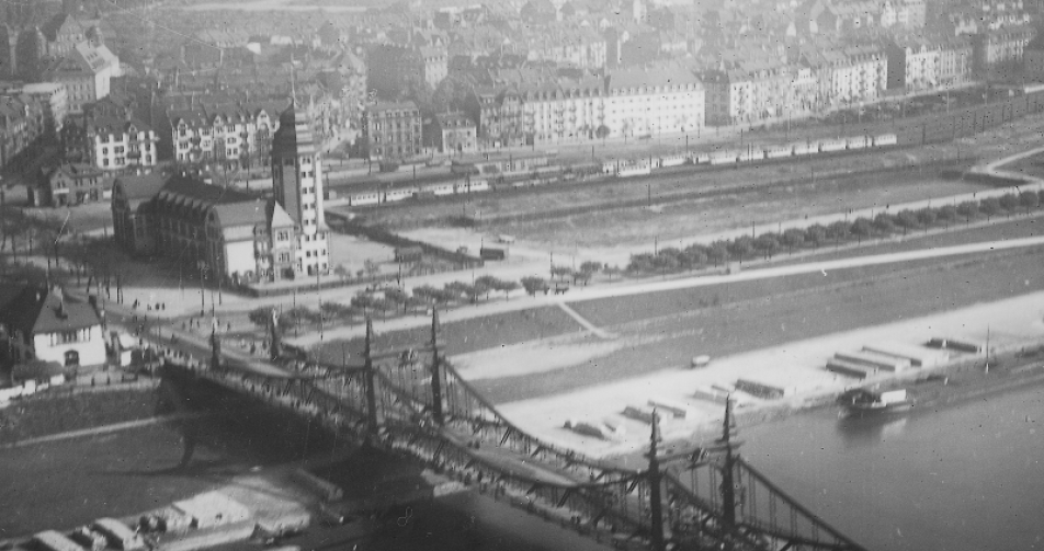 Fotografie in schwarz-weiß von der Friedrichsbrücke in Mannheim, aufgenommen aus einem Flugzeug