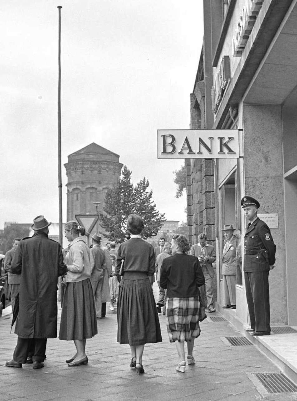 schwarz-weiß Foto, das den Tatort in der Nähe vom Wasserturm zeigt, wo ein Banküberfall stattfand