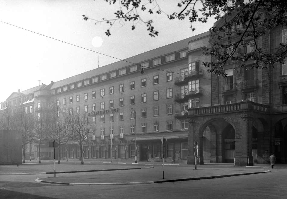 Schwarz-Weiß-Foto des Palasthotel Mannheimer Hof, 1941